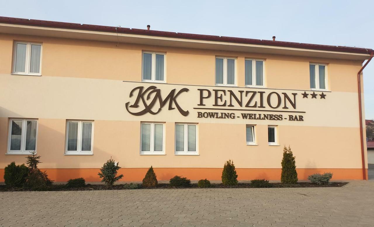 Kmk Penzion Lednicke Rovne Exteriér fotografie